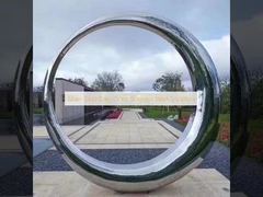 Scultura in acciaio inossidabile di colore grigio argento oro