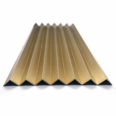 Un triangolo continuo da 90 gradi di colore dello Zr di acciaio inossidabile della disposizione d'ottone delle mattonelle