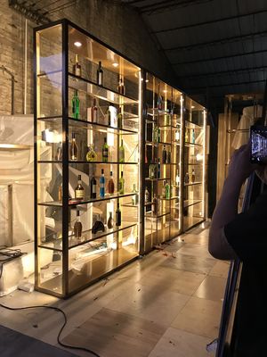 Buon prezzo Armadietto da vino da tavolo da bar Armadietto divisorio con piede alto in linea