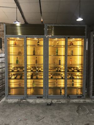 Buon prezzo La progettazione che raffredda l'esposizione d'acciaio tainless tormenta il grande gabinetto del vino dell'esposizione di vetro del whiskey della cantina della parete di lusso in linea