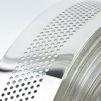 Buon prezzo Lo specchio perforato ha lucidato il rotolo di nastro inossidabile JIS 304 antiruggine in linea