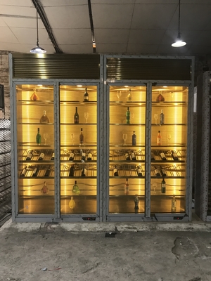 La progettazione che raffredda l'esposizione d'acciaio tainless tormenta il grande gabinetto del vino dell'esposizione di vetro del whiskey della cantina della parete di lusso