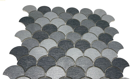 Prezzo buono Mosaico in acciaio inossidabile a fondo ceramico in metallo nero a forma di ventola a guscio per decorazioni murali in linea