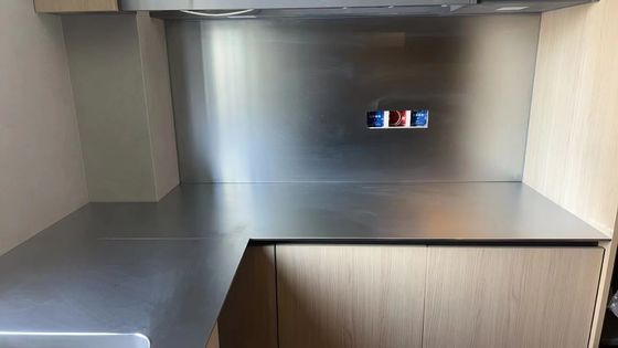 Piano di lavoro da cucina antigraffio in acciaio inossidabile 304 con rubinetto