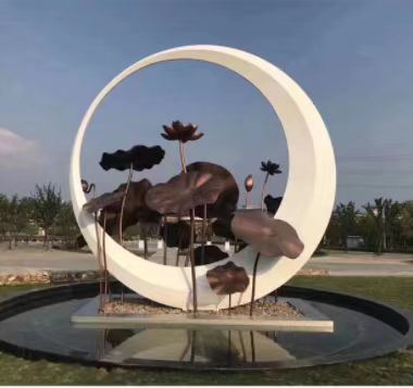 Scultura in acciaio inossidabile lucido a specchio Silver 316L per progetto architettonico