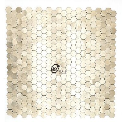 Prezzo buono Esportazione MOQ 10 metri quadrati Alluminio Ceramica 201 304 Metallo Mosaico Casa Club Ktv Bar Decorazione Parete in linea